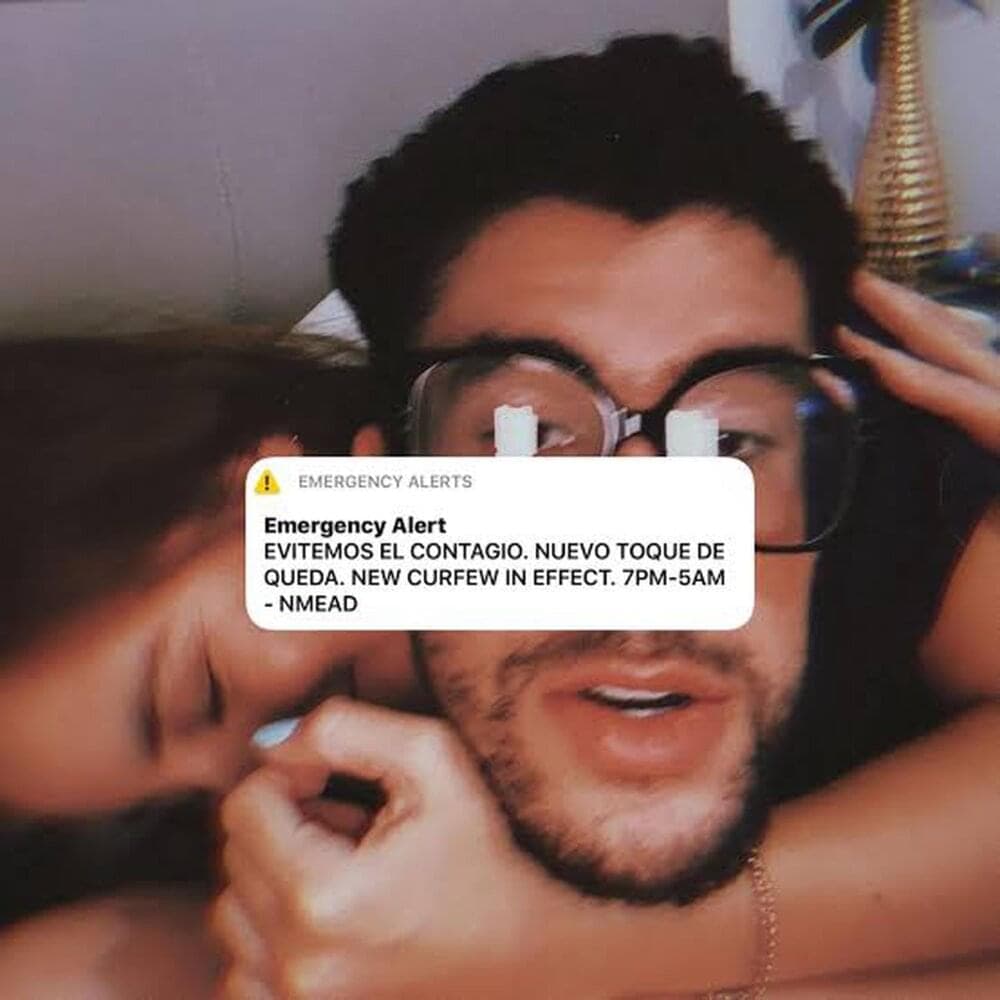 Album cover art for "EN CASITA" by Bad Bunny & Gabriela