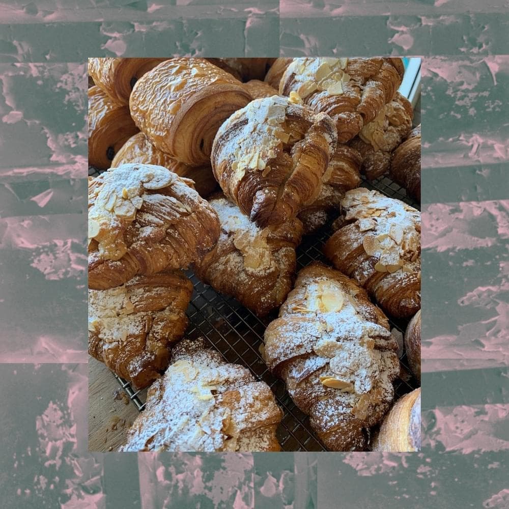 Album cover art for "миндальные круассаны (списанные) (almond croissants (decommissioned))" by Овсянкин (Ovsyankin)