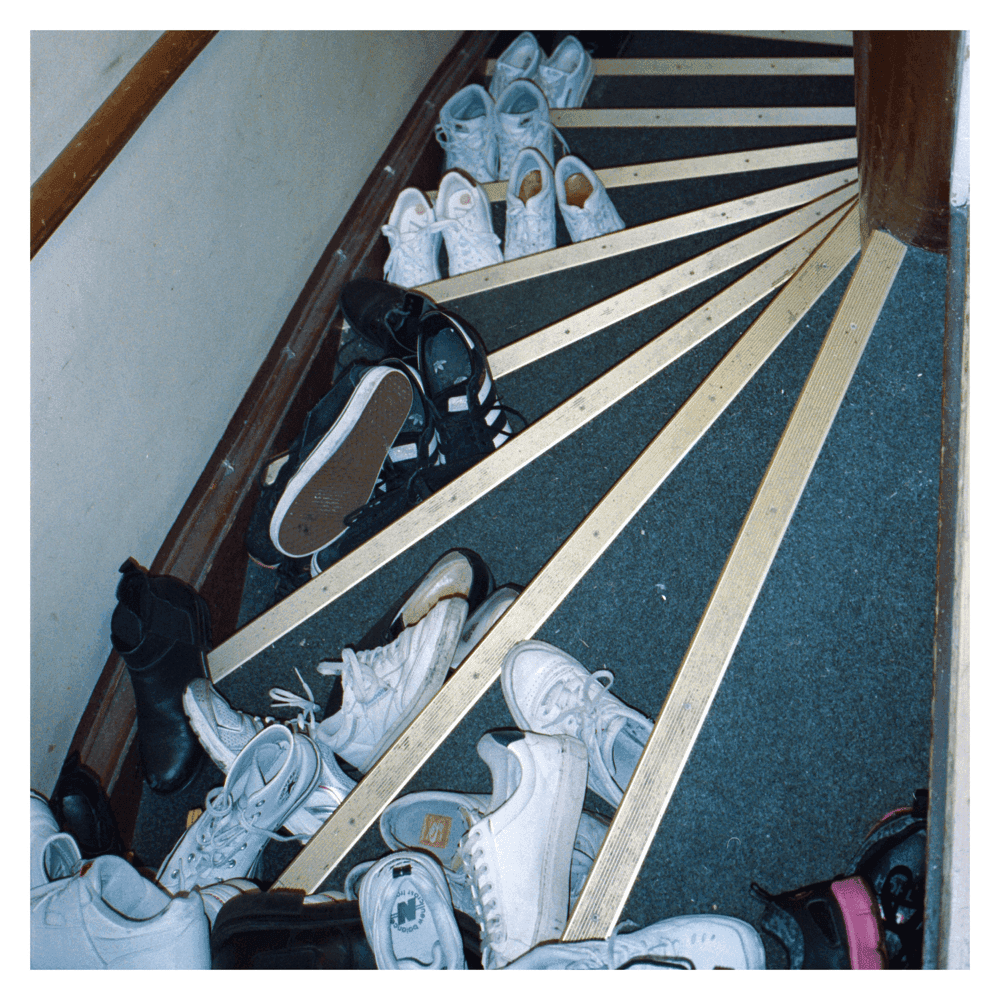 Album cover art for "Warum tun die 20er so weh" by RAUM27