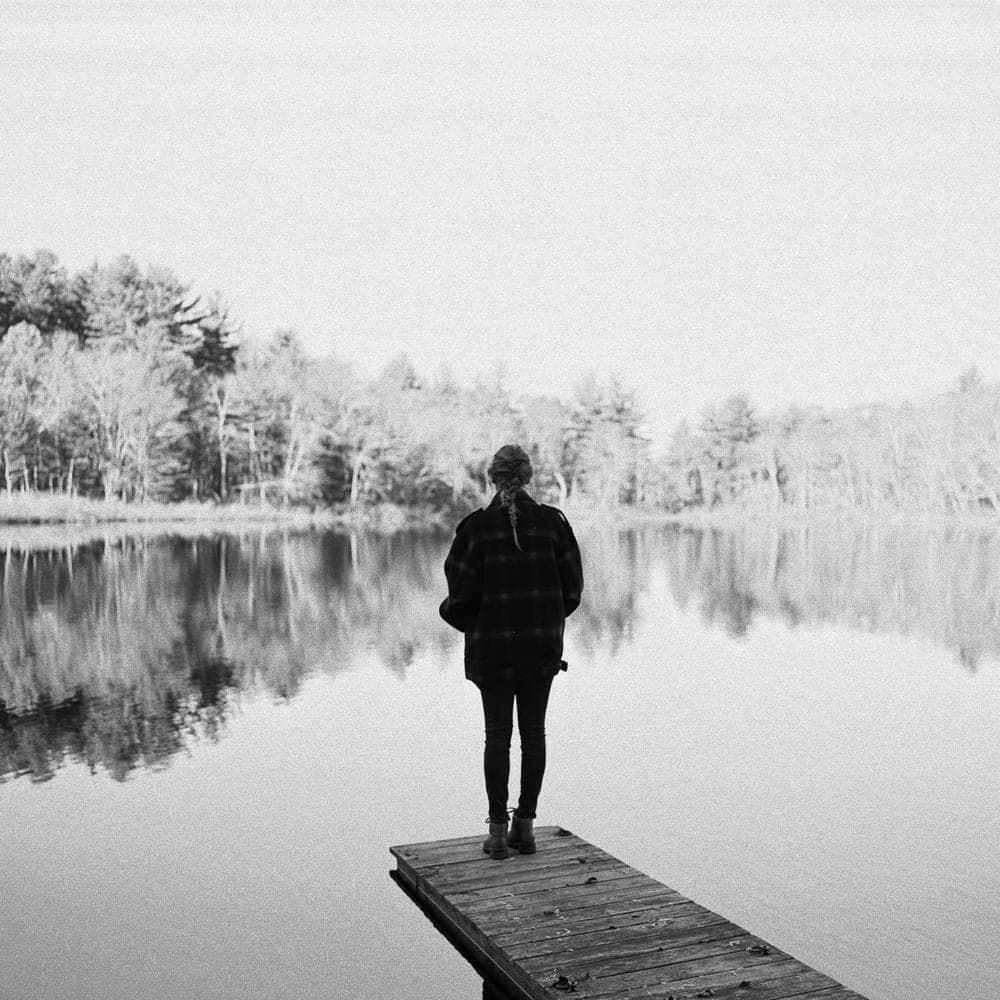 Album cover art for "no body, no crime" by Taylor Swift & HAIM