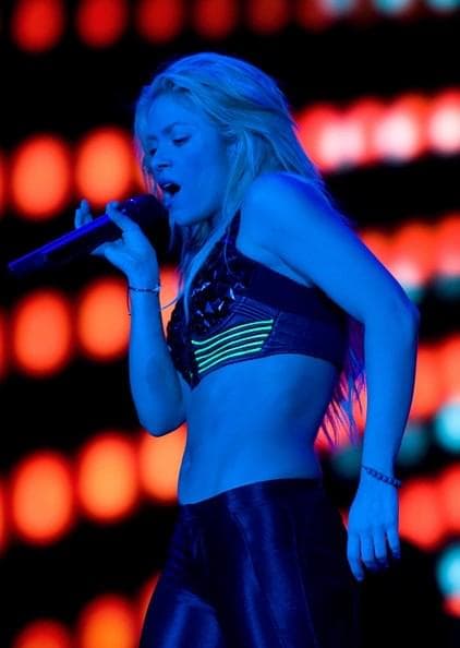 Album cover art for "Las de la Intuición (Live)" by Shakira