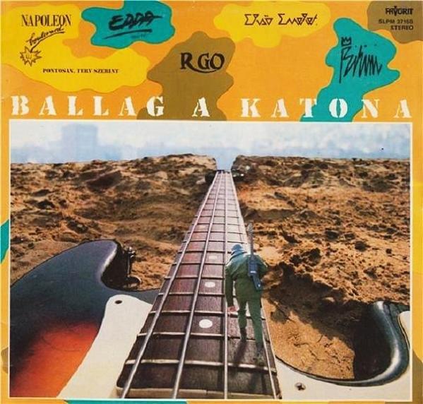 Ballag a katona