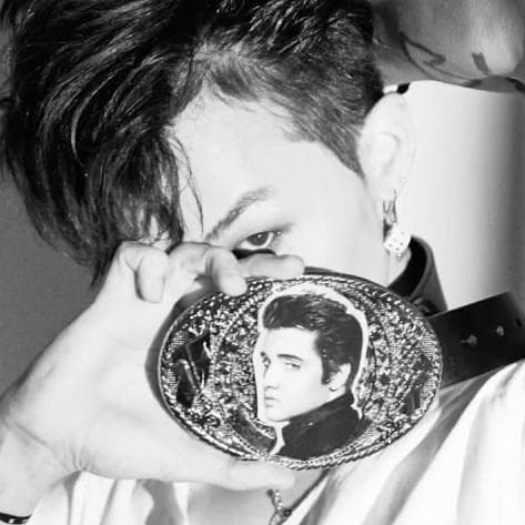 Album cover art for "Can’t Help Falling in Love" by G-DRAGON (지드래곤)