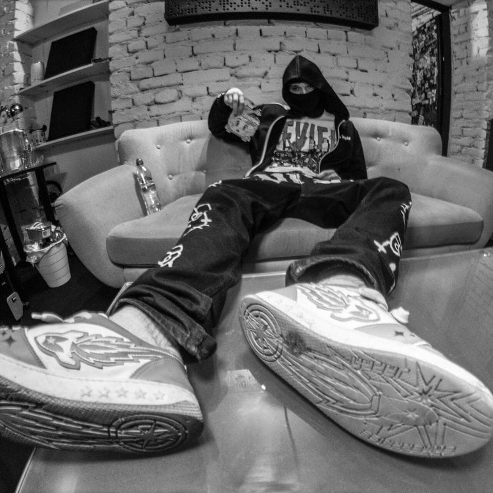 Album cover art for "Do miasta" by E V