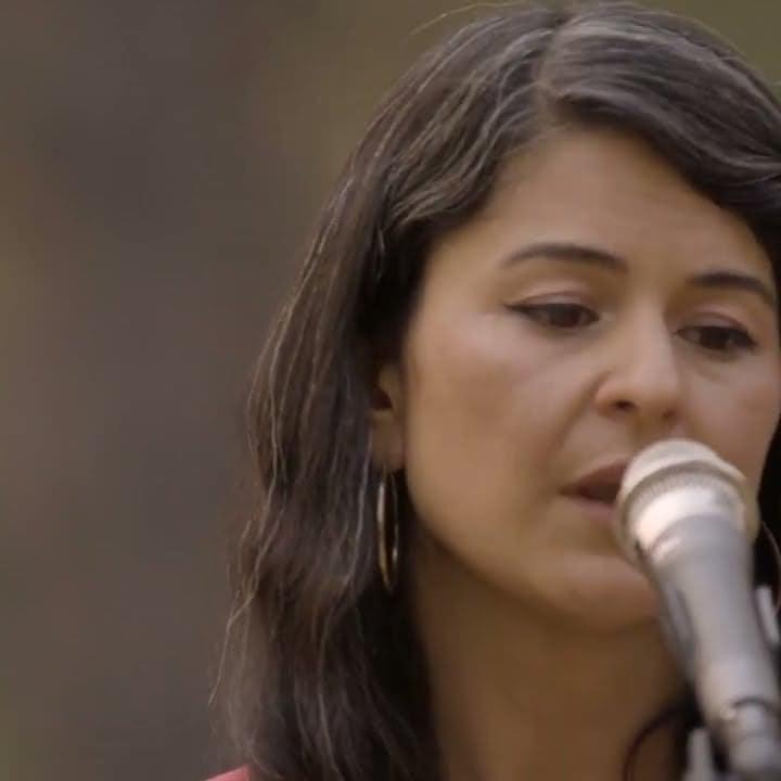 Mariee Siou(x) performs Black Snakes, Grief in Exile, Goose Song, Snow Knows White, Végre Vissza