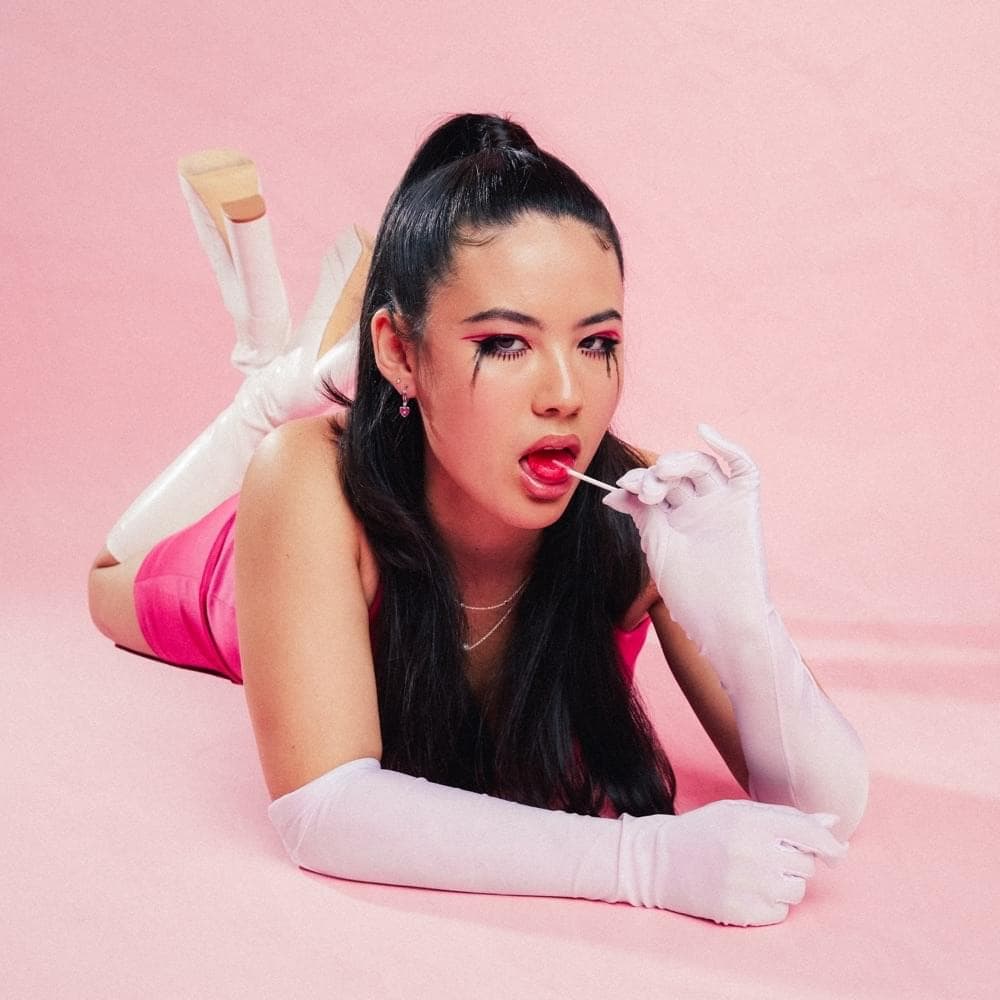 Album cover art for "Emei - That Girl (Tradução em Português)" by Genius Brasil Traduções