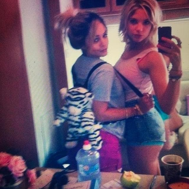 Album cover art for "Tennis Skirt ⋆。゚。 ♡ ⋆。 ゚☾ ゚。⋆☾♡" by E_DEATH