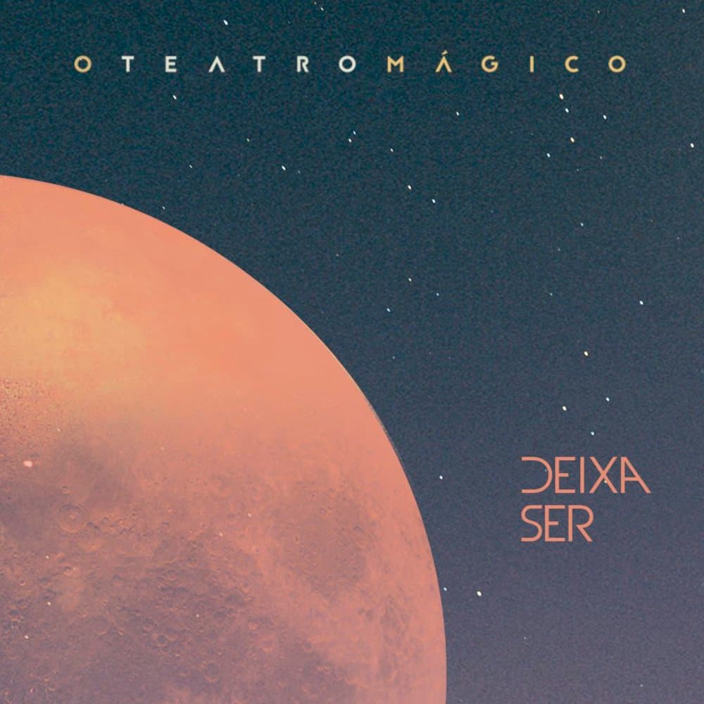 Album cover art for "Deixa Ser" by O Teatro Mágico