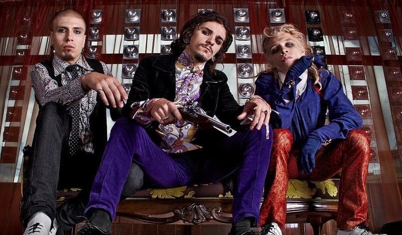 Album cover art for "Я устал (I'm Tired)" by Quest Pistols